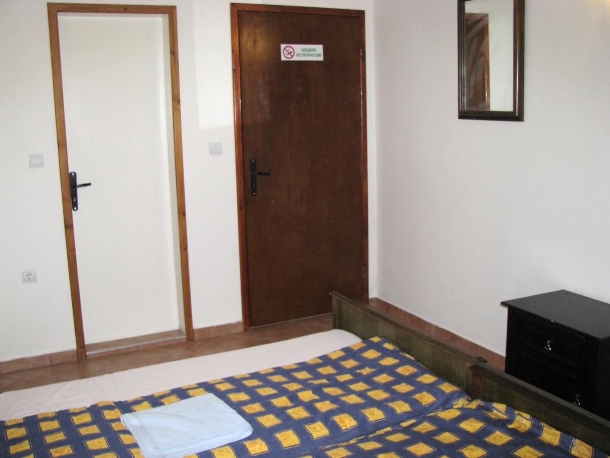 Guest House Familia Samovodene Esterno foto