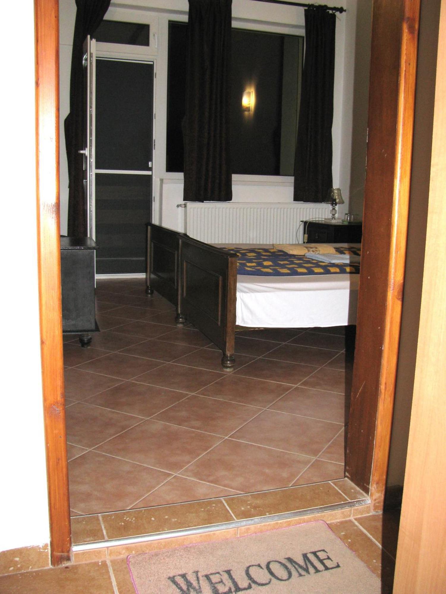 Guest House Familia Samovodene Esterno foto
