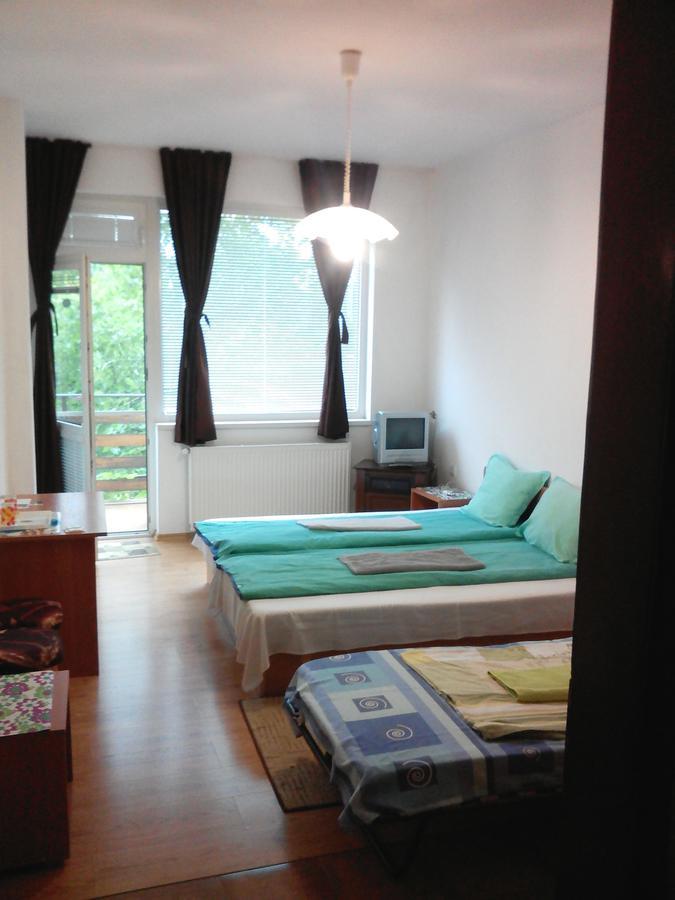 Guest House Familia Samovodene Esterno foto